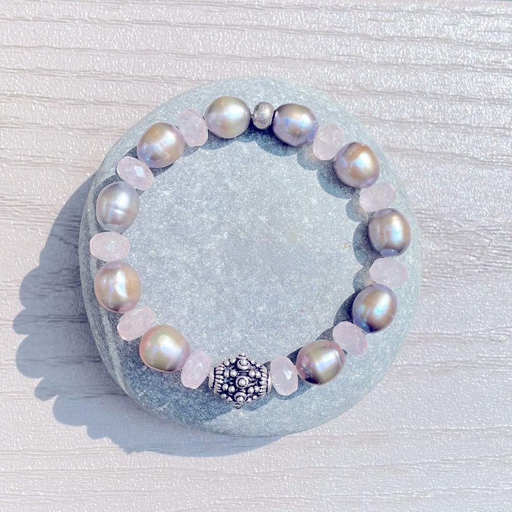 Pearl and pink quartz stretch bracelet.